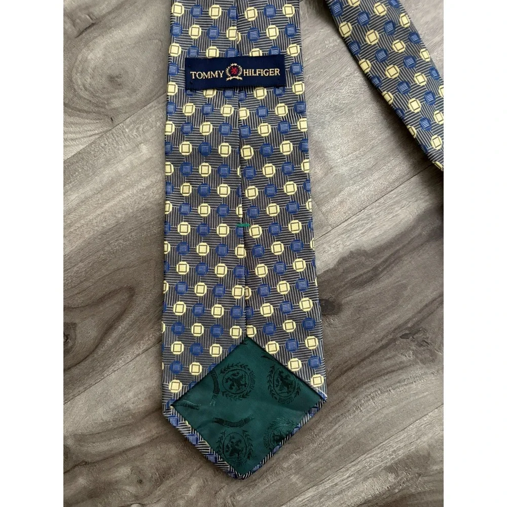 Tommy Hilfiger Mens Tie Green With Blue‎ 100% Silk Geometric Pattern Legth 57 in